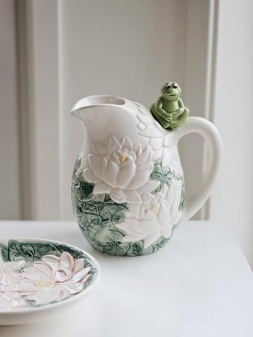 Vintage keramieken barbotine majolica schenkkan met schotel, Huis en Inrichting, Keuken | Servies, Zo goed als nieuw, Overige stijlen