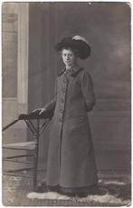Foto - Vrouw - Lange Jas - Hoed met Veer - Stoel, Gebruikt, Foto, Ophalen of Verzenden, Voor 1940