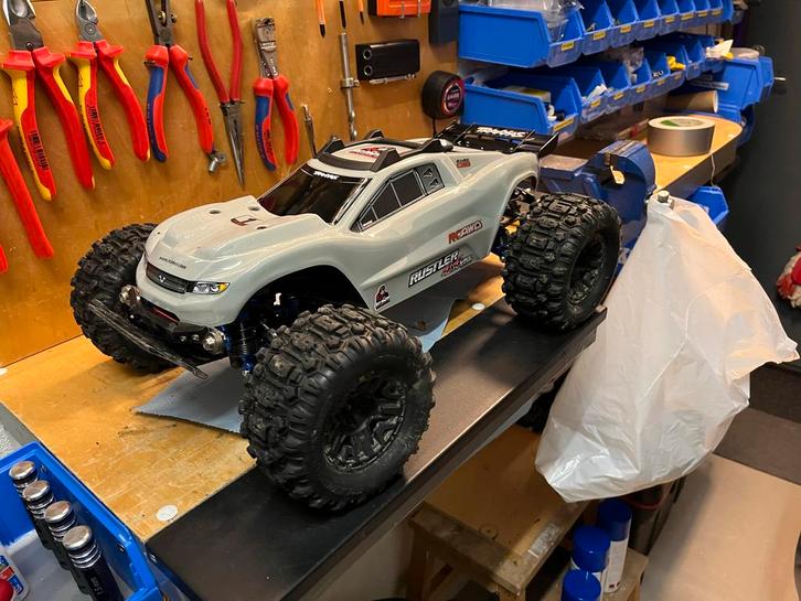 Traxxas Rustler 4x4 VXL kap nieuw, Hobby en Vrije tijd, Modelbouw | Auto's en Voertuigen, Zo goed als nieuw, Auto, 1:32 tot 1:50
