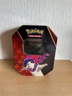 Pokémon Trading Card Game tin Hisuian Typhlosion, Hobby en Vrije tijd, Verzamelkaartspellen | Pokémon, Ophalen of Verzenden, Zo goed als nieuw
