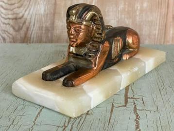 Vintage Egypte beeldje. Sphinx Sfinx. Messing sokkel marmer. beschikbaar voor biedingen
