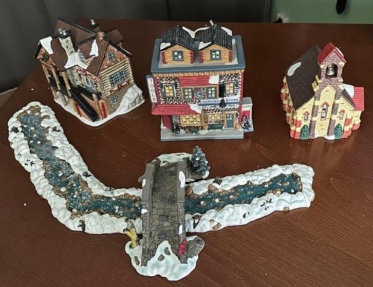 2 huisjes van Lemax en een kerkje, Diversen, Kerst, Zo goed als nieuw, Verzenden