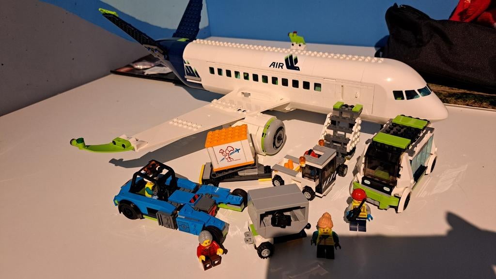 LEGO City Passagiersvliegtuig met voertuigen en figuren, Ophalen of Verzenden, Zo goed als nieuw, Overige merken