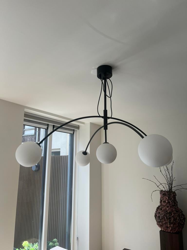 MOET WEG: Plafond/ hanglamp opaalglas zwart staal, Huis en Inrichting, Lampen | Kroonluchters, Ophalen, Zo goed als nieuw, Metaal