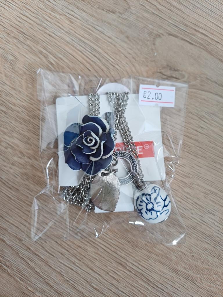 Clockhouse ketting met hangers en prijskaartje, Blauw, Nieuw, Ophalen of Verzenden, Overige materialen