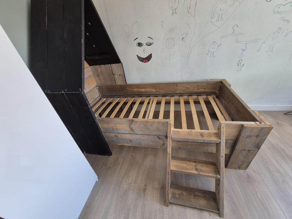 Steiger houten kinderbed (met dak + trapje) incl lattenbodem, Ophalen, 85 tot 100 cm, Gebruikt, Lattenbodem
