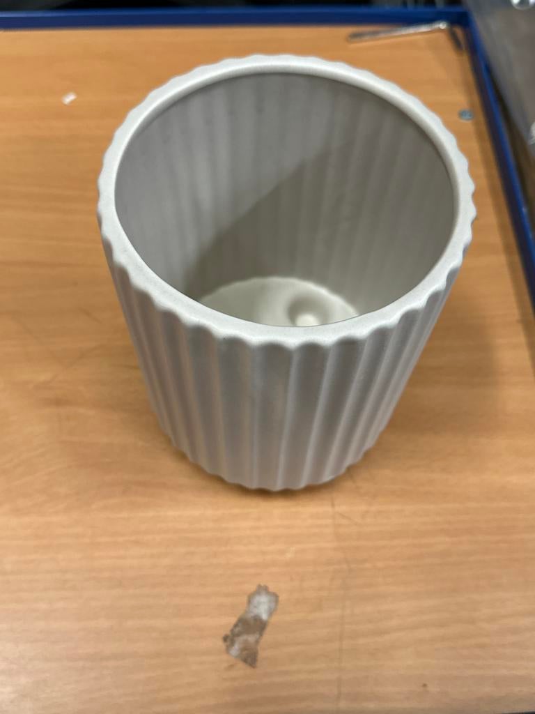 Stijlvolle plantenpot met ribbels - Grijs, Tuin en Terras, Bloempotten, Rond, Binnen, Ophalen of Verzenden, Zo goed als nieuw