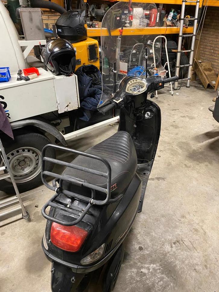 Vespa gts opknapper, Fietsen en Brommers, Snorfietsen en Snorscooters, Gebruikt, Overige merken, Benzine, Ophalen