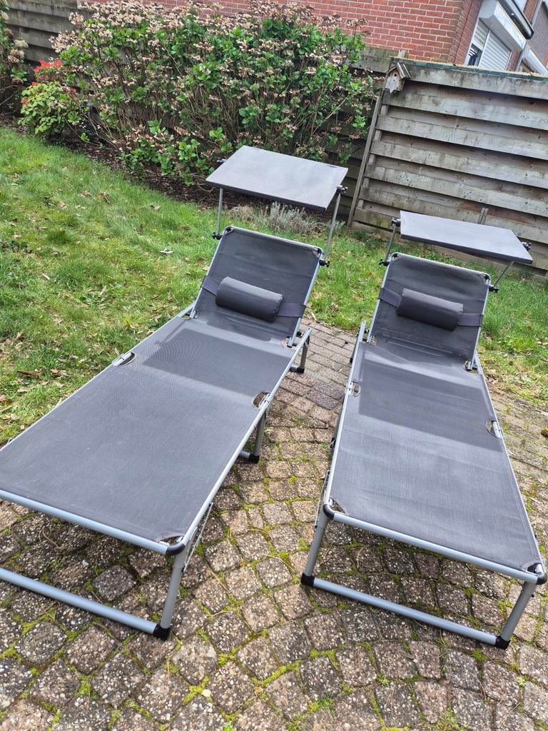 Twee ligbedden met zonnekap, Ophalen