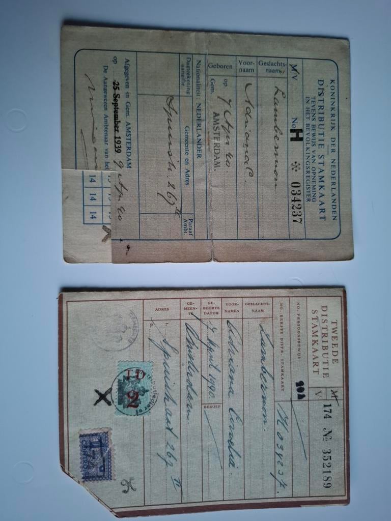 2 distributie stamkaarten Amsterdam bonkaarten wo2, Ophalen of Verzenden, Nederland, Embleem of Badge