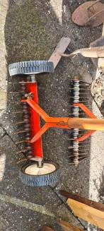 Gras herstellen, vertificuur hark, Ophalen, Hark