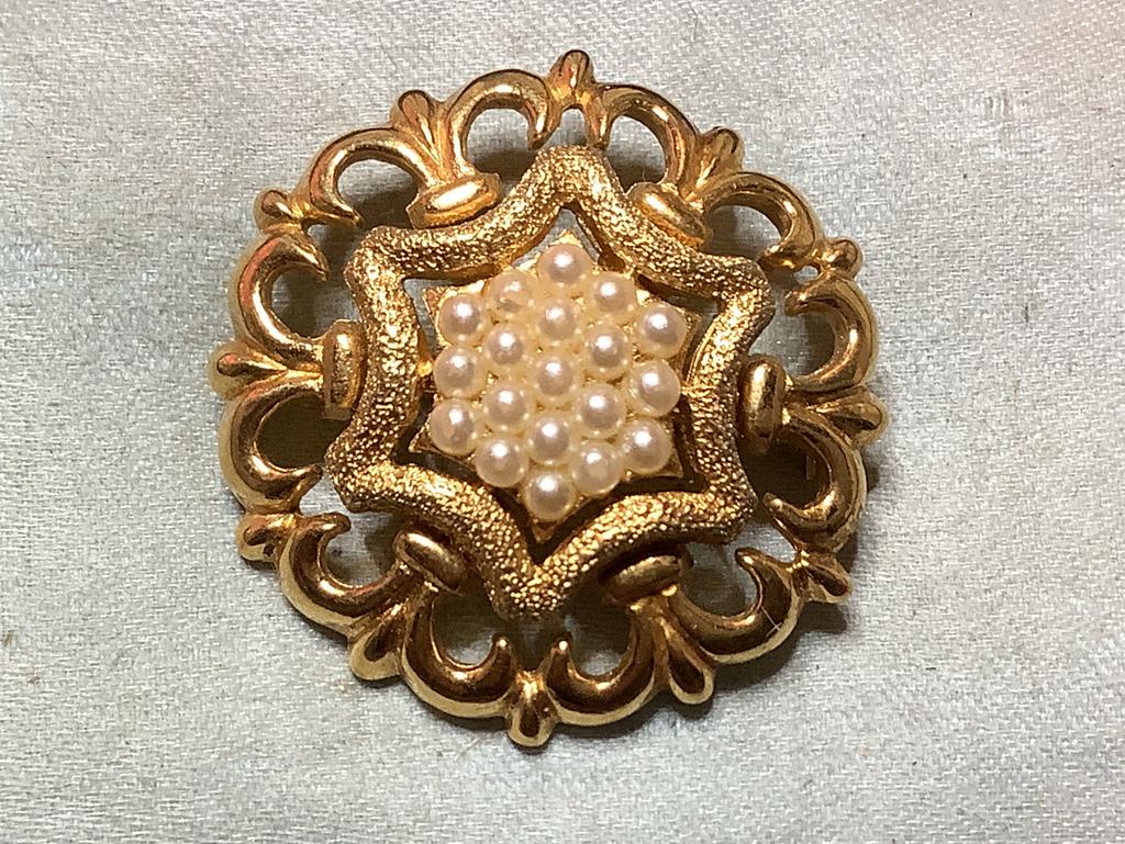 BEWERKTE BROCHE UIT OUDE DOOS, Verzenden, Broche