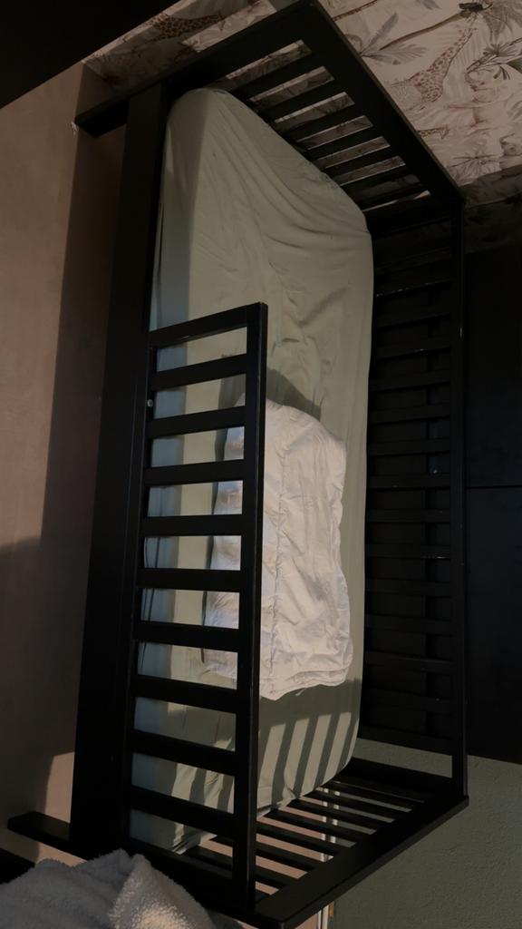 2x Petit Amelie Plume peuterbed Zwart (lattenbodem defect), Kinderen en Baby's, Kinderkamer | Bedden, Ophalen, Gebruikt, 70 tot 85 cm
