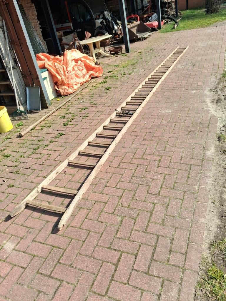 Lange ladder (7+ meter) met 33 sporten, enkele kapot, Ophalen
