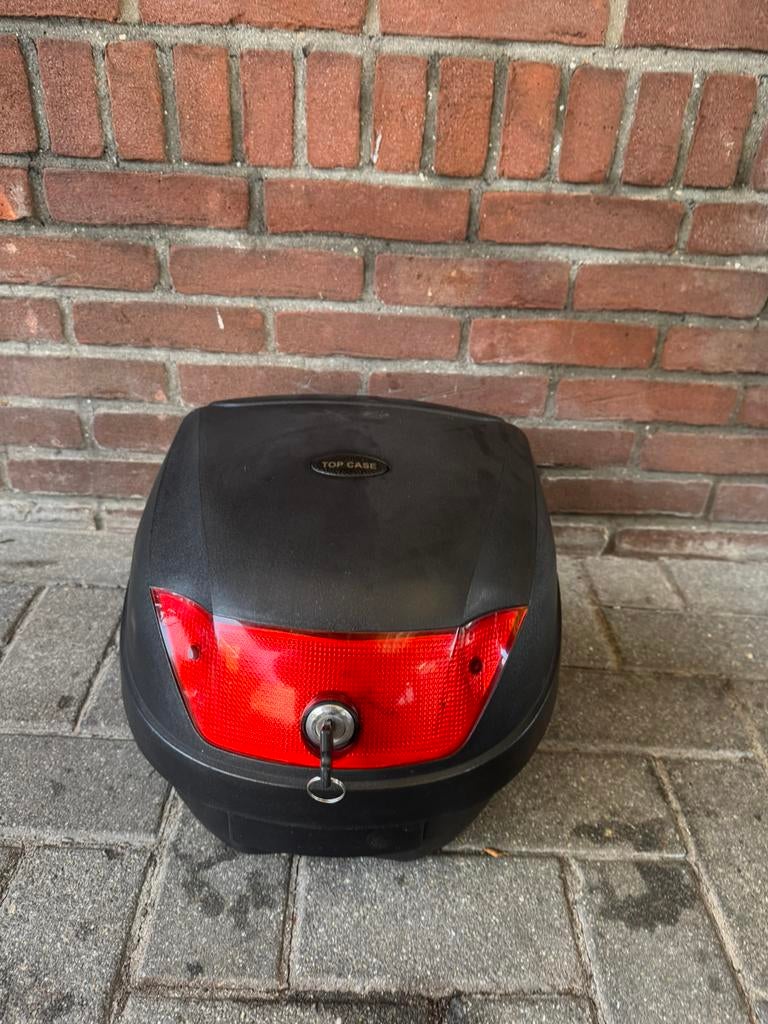 Helm koffer  scooter met bevesteging, Ophalen, Zo goed als nieuw, Koffer