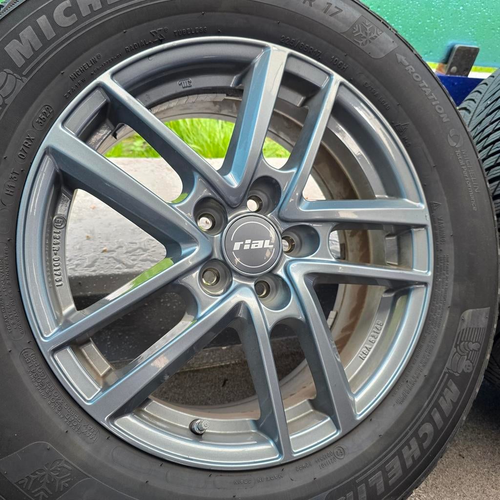 Ford kuga winterset 225-65-17 106H TPMS, Auto-onderdelen, Banden en Velgen, Band(en), Winterbanden, 17 inch, 235 mm, Ophalen