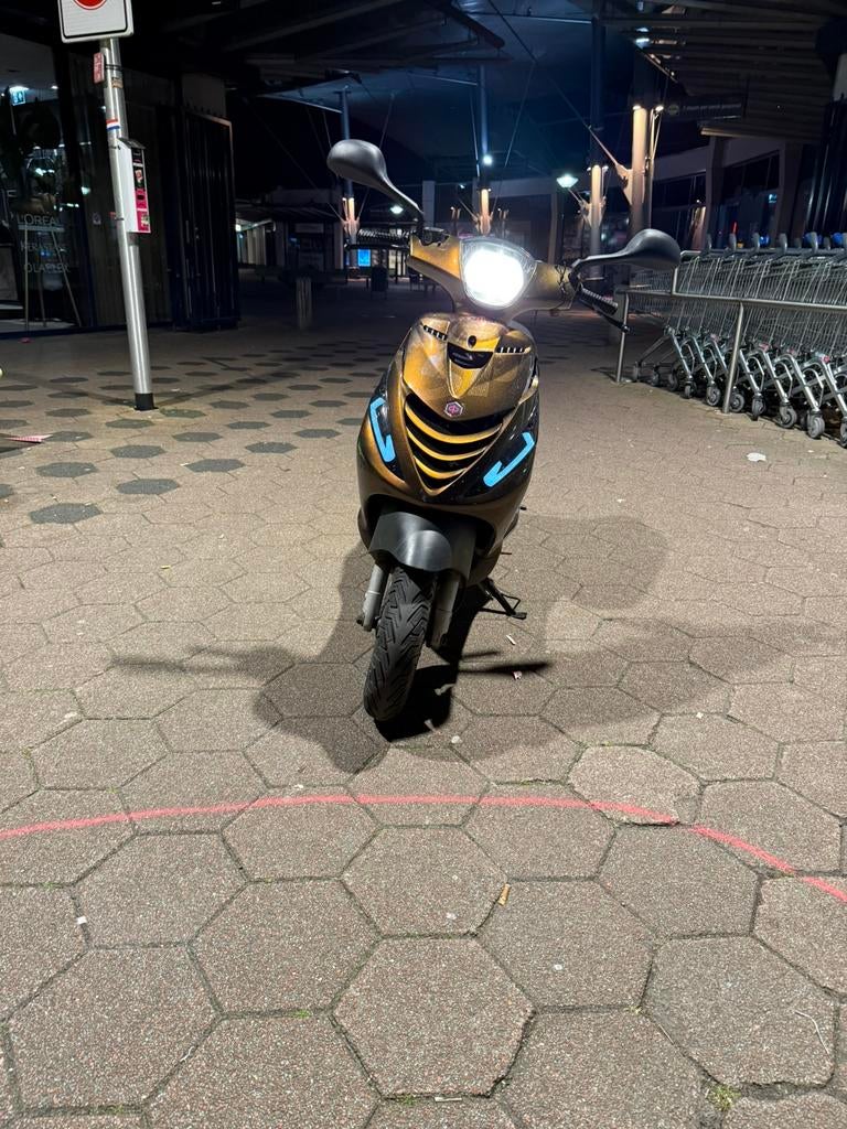 Piaggio zip 4t 80cc brom, Fietsen en Brommers, Scooters | Piaggio, Zo goed als nieuw, Zip, Benzine, Ophalen