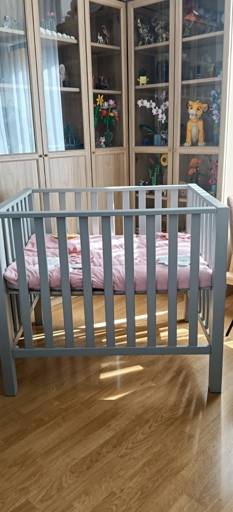 Grijze baby box met matras, Kinderen en Baby's, Boxen, Ophalen of Verzenden, Gebruikt, Rechthoekig, Boxkleed