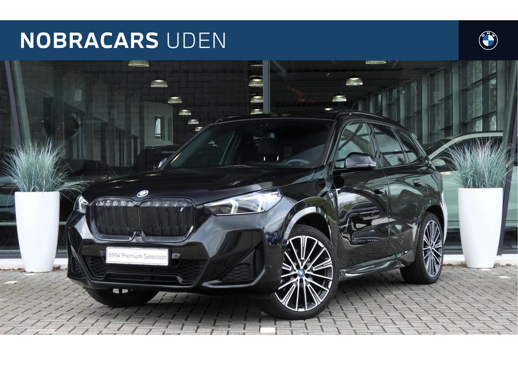 BMW iX1 xDrive30 High Executive M Sport / Panoramadak / Trek, Auto's, BMW, Gebruikt, Zwart, Met garantie (alle), 24 min