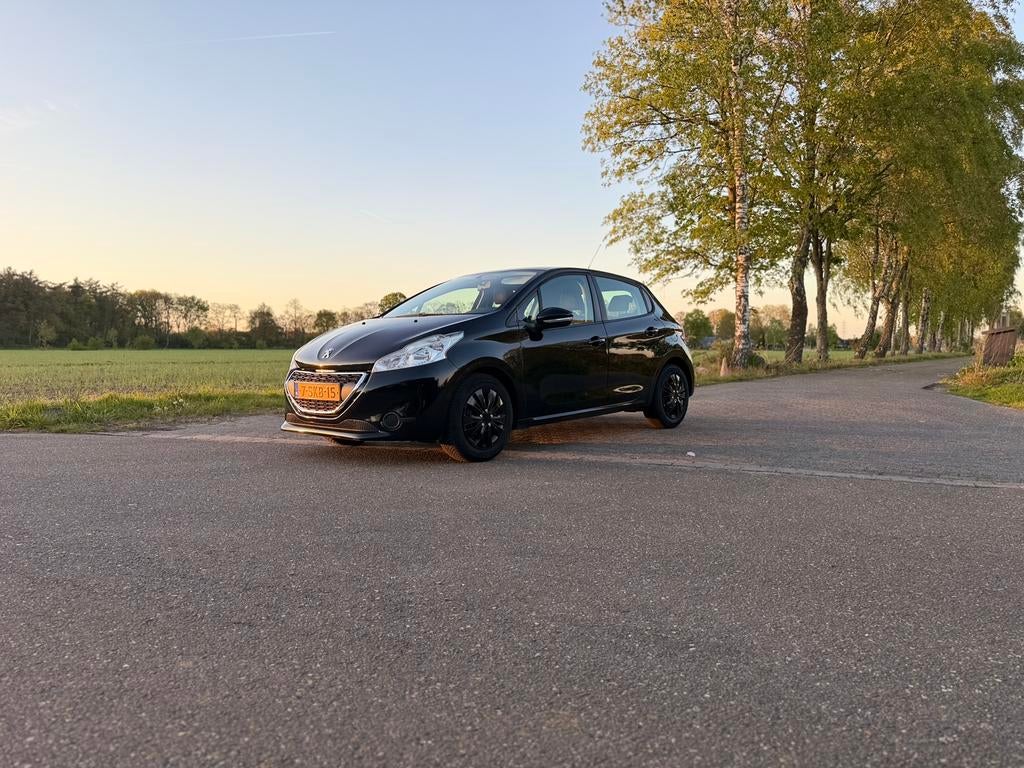 Peugeot 208 1.2 VTI 60KW/82PK 5-D 2013 Zwart, Auto's, Voorwielaandrijving, 1199 cc, Zwart, Origineel Nederlands