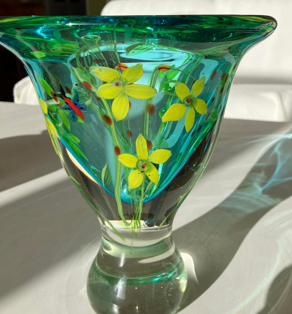 Handgeblazen vaas met bloemmotief, Huis en Inrichting, Woonaccessoires | Vazen, Ophalen, Overige kleuren, Minder dan 50 cm, Glas