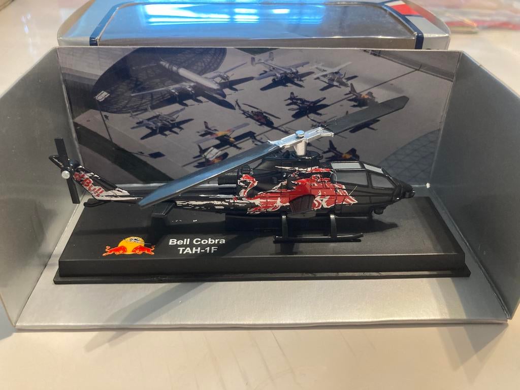 Torro Rosso Red bull cobra TAH-1F helicopter 1/43, Ophalen of Verzenden, Nieuw, Formule 1