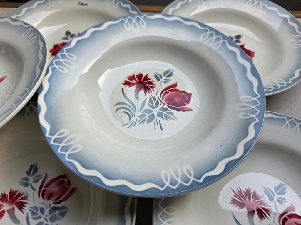 Diepe borden rood bloem blauwe rand, Ophalen of Verzenden