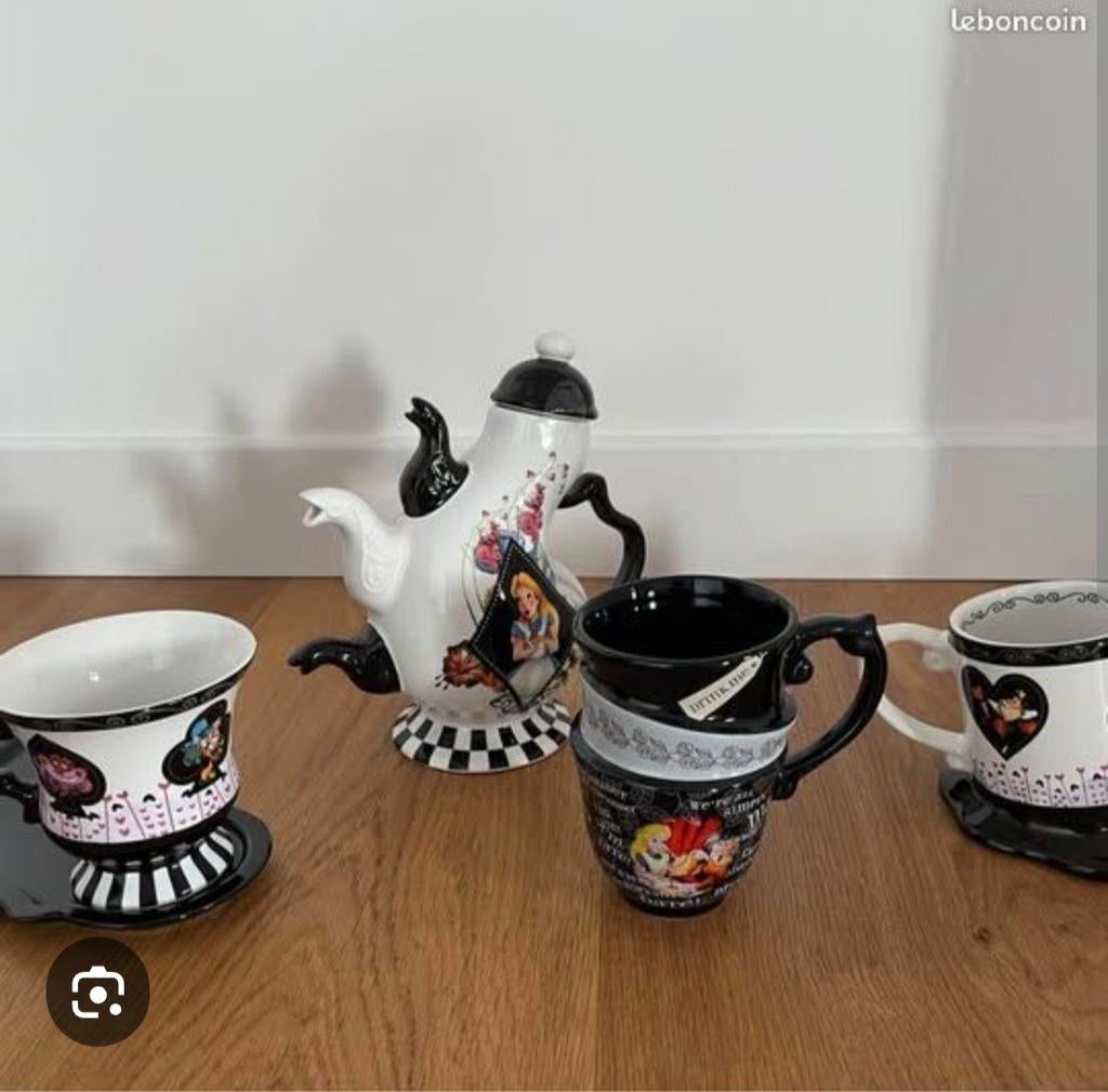 Gezocht disney Alice theepot en kopjes, Verzamelen, Disney, Ophalen of Verzenden, Zo goed als nieuw, Servies