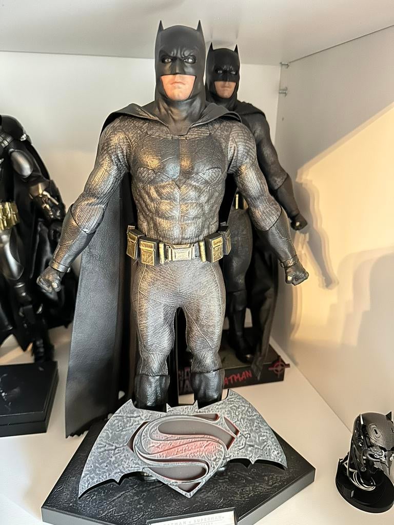 Batman v superman hot toys exclusive sniper rifle tech cowl, Ophalen of Verzenden, Zo goed als nieuw, Film, Actiefiguur of Pop