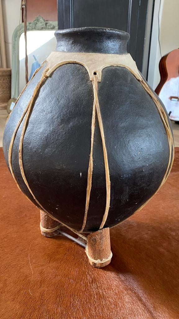 Handgemaakte Mexicaanse  pot/ vaas op houten standaard !, Ophalen, Overige kleuren, Steen, Minder dan 50 cm