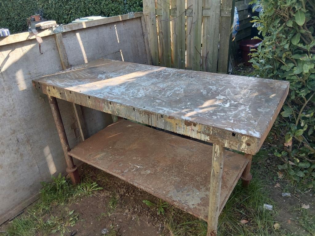 Oude ijzeren werkbank, Ophalen