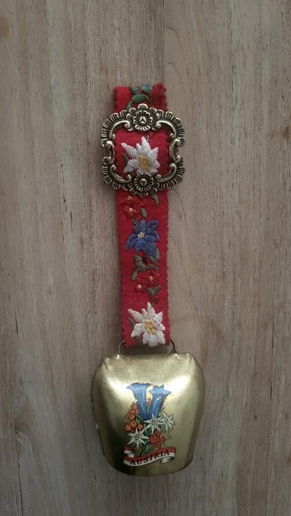 Oude koeienbel met bloemen en rode stoffen band, Antiek en Kunst, Ophalen of Verzenden