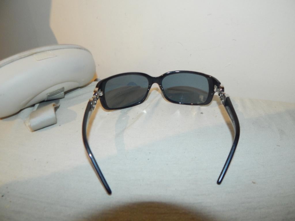 Dolce & Gabbana zwarte zonnebril zilver merk pootjes en doos, Sieraden, Tassen en Uiterlijk, Zonnebrillen en Brillen | Dames, Zonnebril