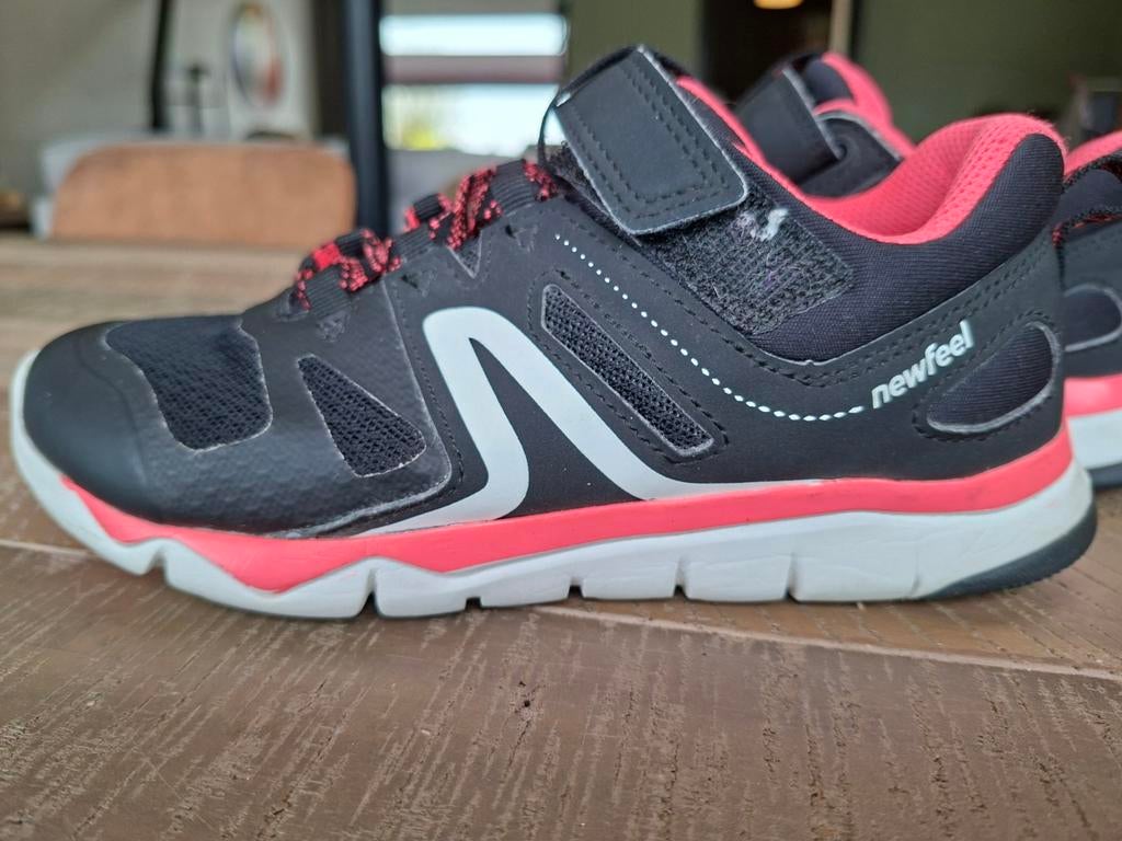 Te koop gymschoenen maat 33, Kinderen en Baby's, Kinderkleding | Schoenen en Sokken, Gebruikt, Meisje, Sportschoenen, Ophalen of Verzenden