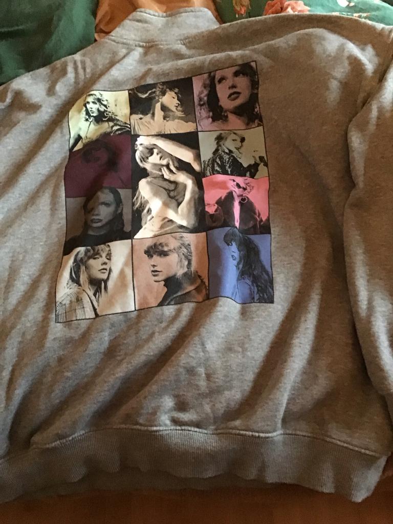 Taylor Swift The Eras Tour sweater - Maat L, Ophalen of Verzenden, Zo goed als nieuw, Maat 42/44 (L), Grijs