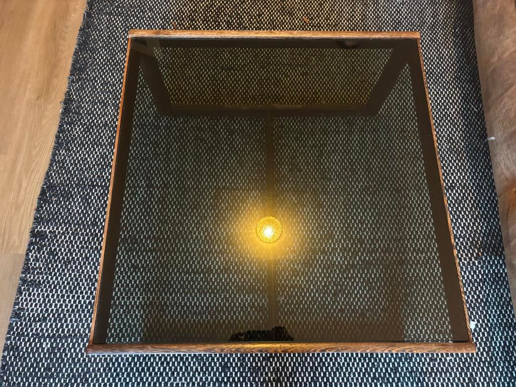 Vintage salontafel hout met rookglas blad, Huis en Inrichting, Tafels | Salontafels, Gebruikt, 50 tot 100 cm, Vierkant, Glas