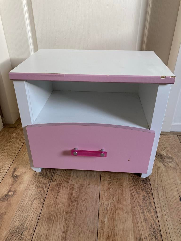 Nachtkastje met roze accenten, 50x35 cm, Huis en Inrichting, Slaapkamer | Nachtkastjes, Ophalen, Gebruikt, 45 tot 65 cm, Minder dan 55 cm
