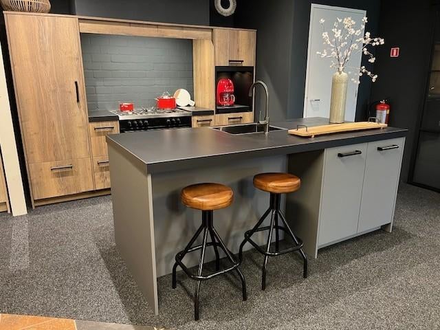 Showroom keuken spoeleiland koffienis fornuis keukeneiland, Huis en Inrichting, Keuken | Complete keukens, Ophalen of Verzenden