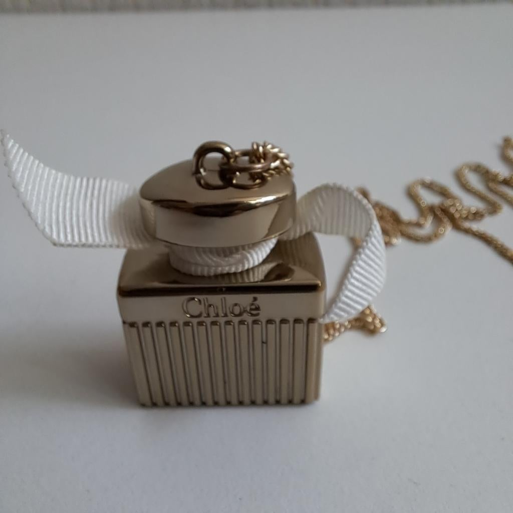 (i) Chloé parfumflesje aan lange ketting, Ophalen, Overige materialen, Overige voorstellingen, Zo goed als nieuw