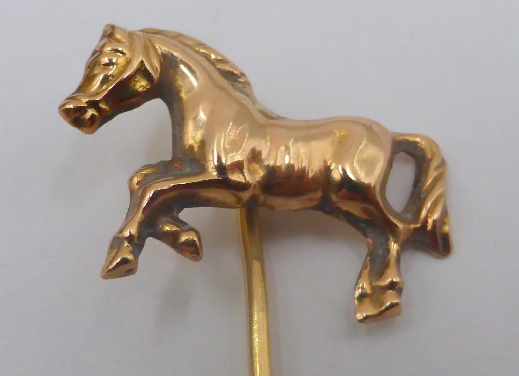 Koopje! 14 krt gouden antieke speld met dravend paard, incl, 4 tot 7 cm, Verzenden, Zo goed als nieuw, Goud