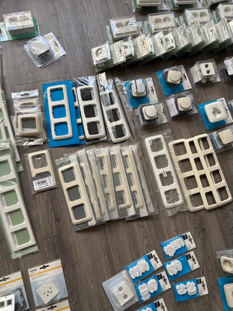 Schakelmateriaal: Opbouw, Inbouw, Busch-Jaeger, Schneider, M, Doe-het-zelf en Verbouw, Ophalen of Verzenden, Nieuw, Stopcontact