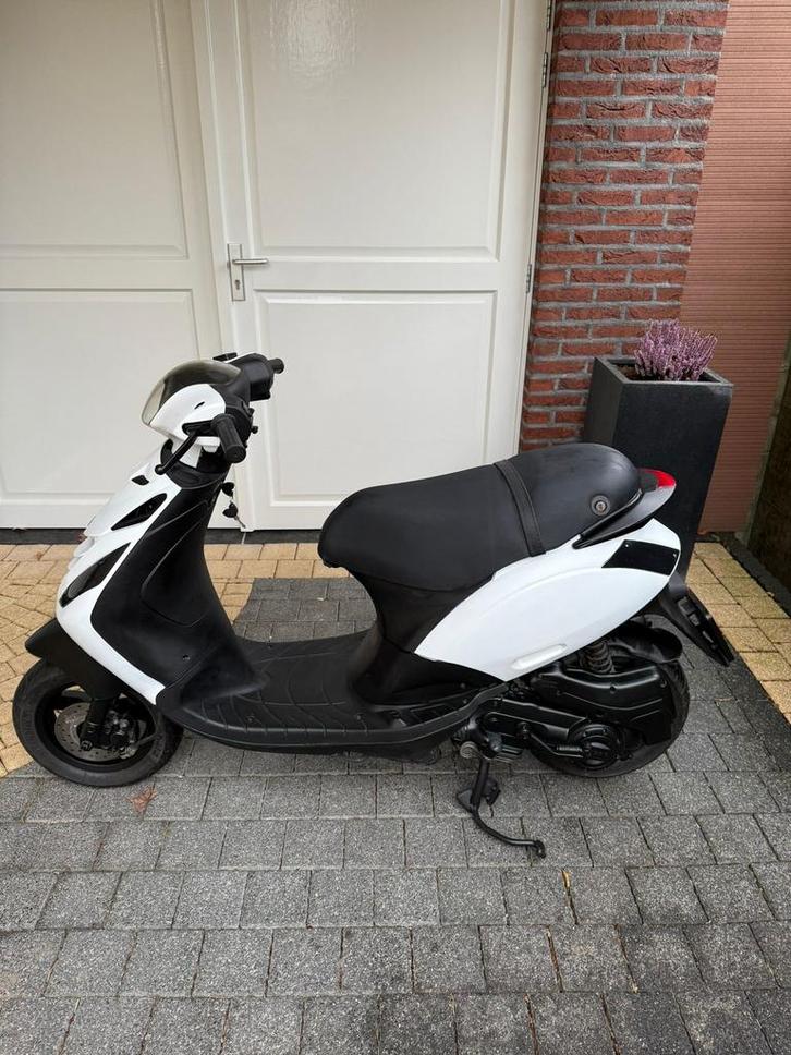 Piaggo zip 4 takt, Fietsen en Brommers, Scooters | Piaggio, Zo goed als nieuw, Zip, Benzine, Ophalen