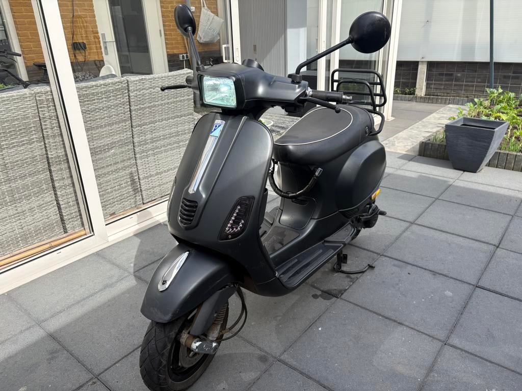 Vespa Piaggio 2012 zwart 4-takt goed rijden top onderhouden, Fietsen en Brommers, Ophalen of Verzenden, Zo goed als nieuw, Benzine