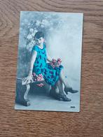 Vintage kleurenfoto van dame op bankje, jaren '20, Ophalen of Verzenden