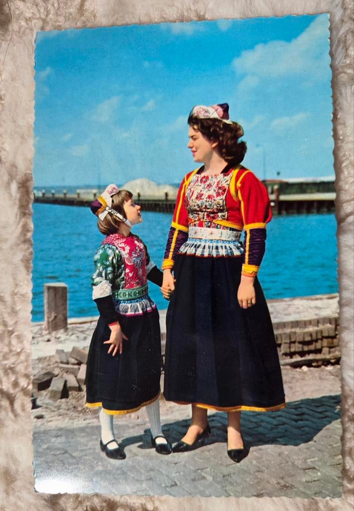 Vrouw en meisje in Marker klederdracht, Verzenden, Ongelopen, Klederdracht