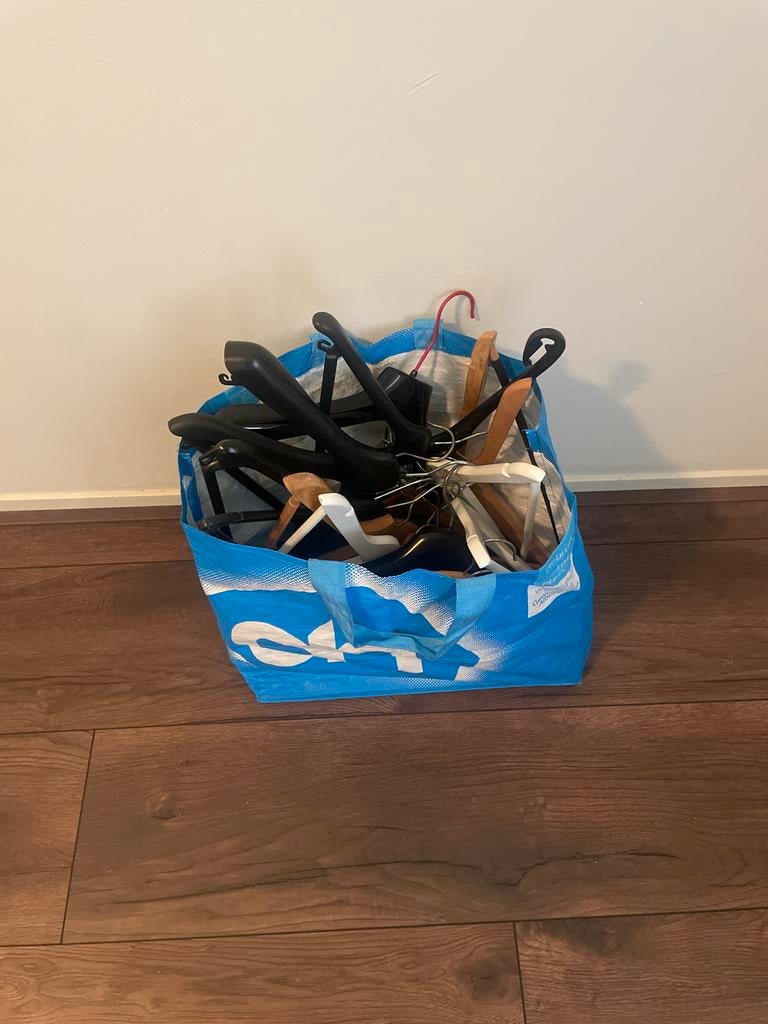 Gratis af te halen: Diverse kleerhangers (3 dozen + 1 tas), Kleding | Dames, Kledinghangers, Ophalen, Gebruikt, Overige materialen