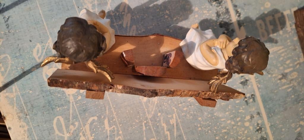 Twee engeltjes op een houten bankje, Ophalen of Verzenden