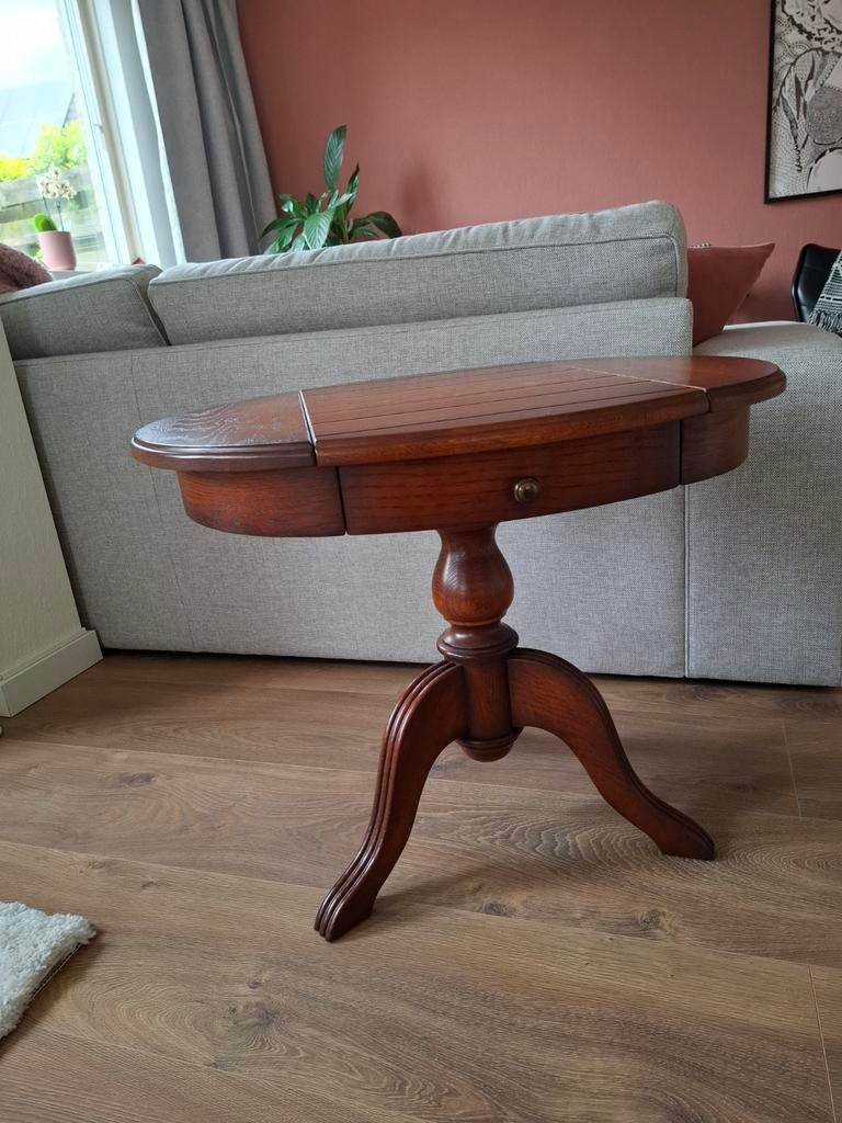 Klassiek houten bijzettafel met lade, Ophalen of Verzenden, Zo goed als nieuw, 45 tot 60 cm