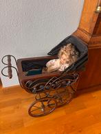 Antieke poppenwagen met pop, Ophalen