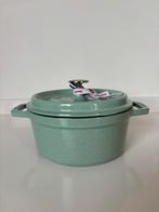 NIEUWE Staub saliegroen  La cocotte stoofpan Ø18cm., Gietijzer, Nieuw, Ophalen of Verzenden, D